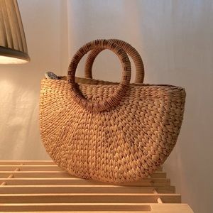 Tote/crossbody basket/straw bag with handmade brooch